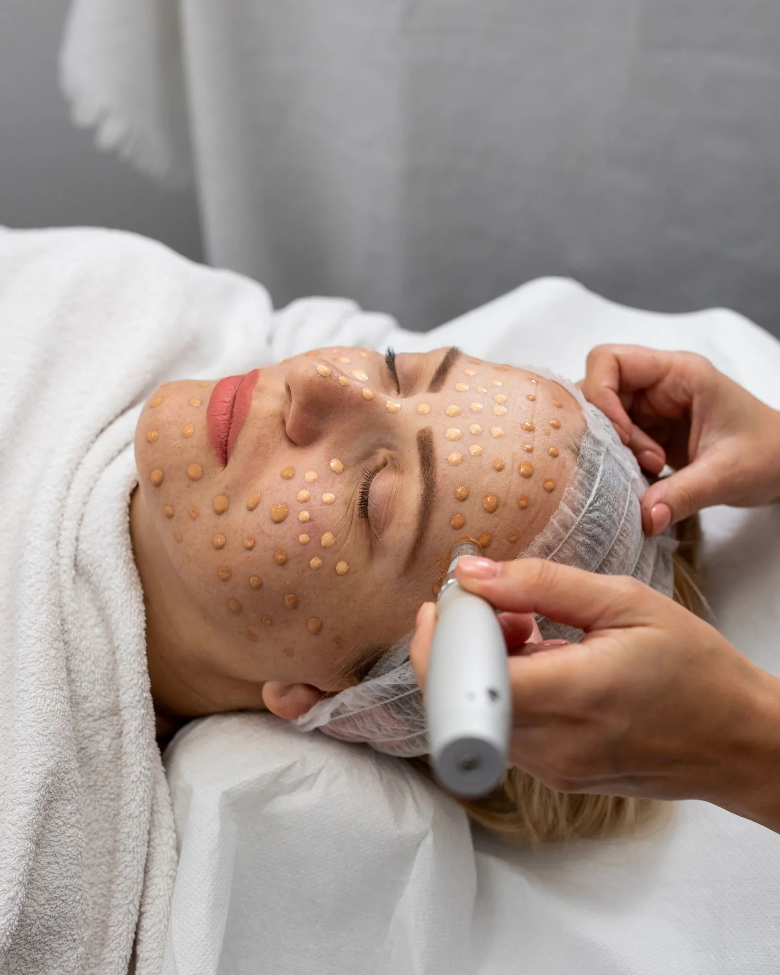 BB-Glow-Behandlung: Wirkstofftropfen werden für einen ebenmäßigen Teint auf der Haut aufgetragen.