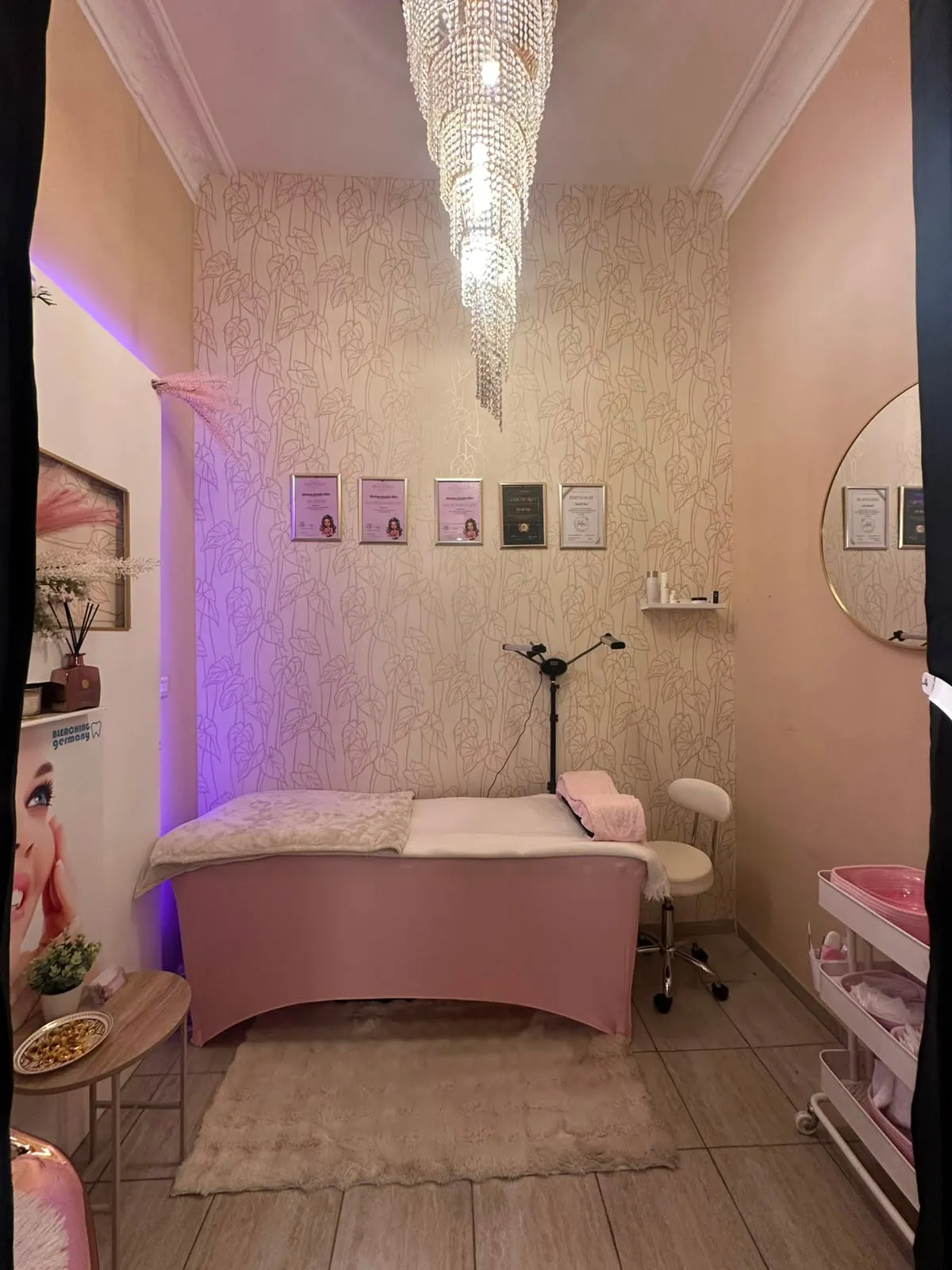Ruhiger Behandlungsraum von SB Sisters Beauty mit Liege, Spiegel und warmer Beleuchtung.