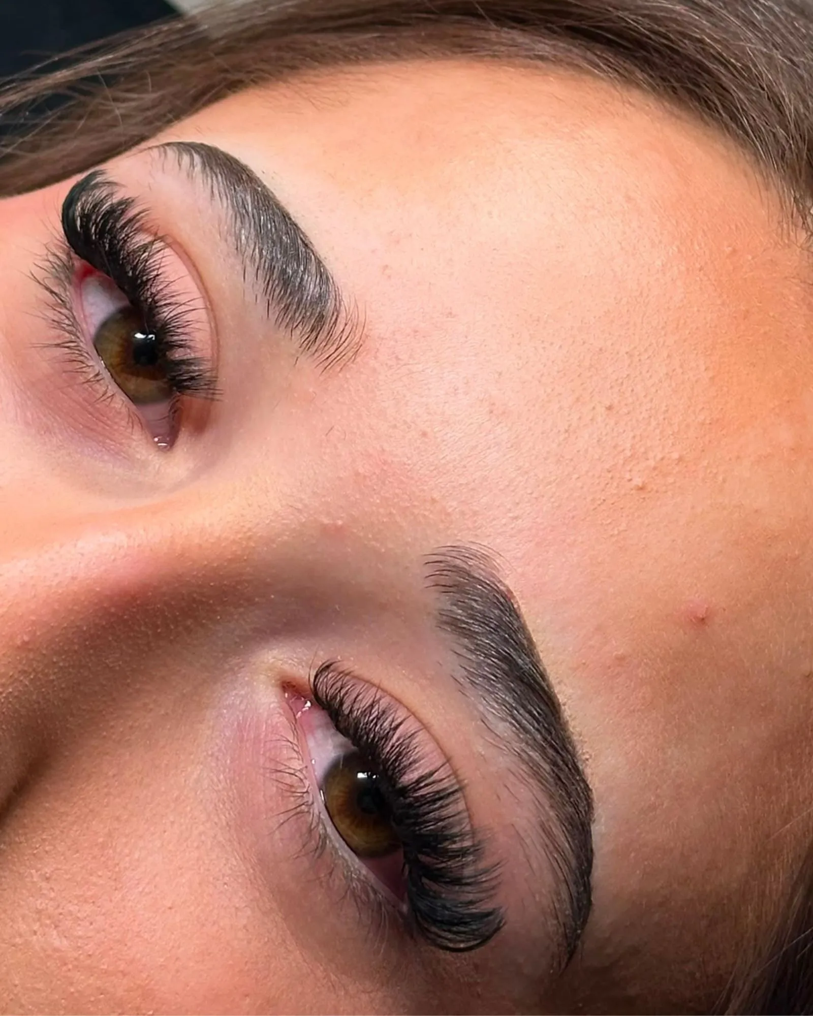 Detailaufnahme einer Wimpernverlängerung im Studio von SB Sisters Beauty.